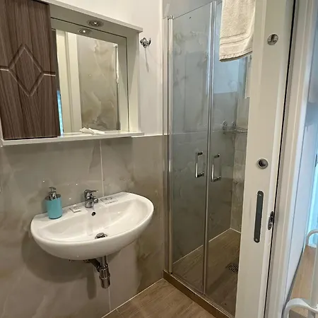 Zelia Nocleg ze śniadaniem 4*